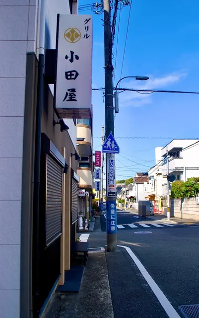 縦長の看板と電柱が並ぶ通り