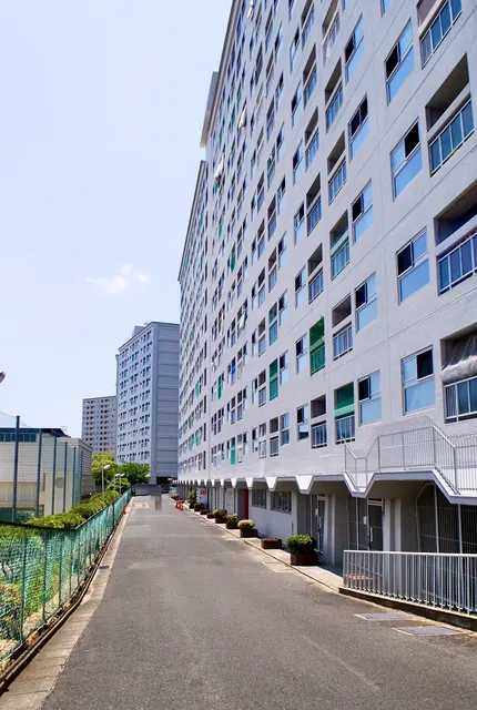 大きな団地の壁に沿って、奥へまっすぐ続く歩道