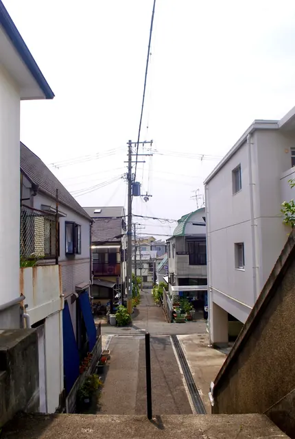 坂の上から、家々のあいだの路地を見下ろす風景