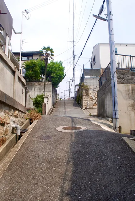 石垣と擁壁に沿って、さらに上へ続く坂道