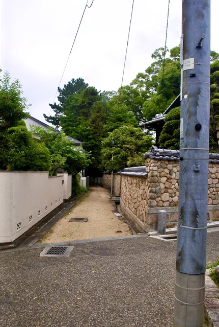 白い塀と石垣の屋敷のあいだを奥へ続く、砂利の小道