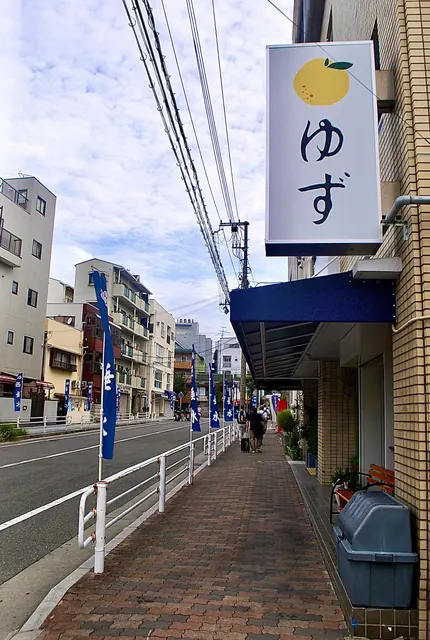 「垂水」の幟が並ぶ、駅前の大通り沿いの歩道