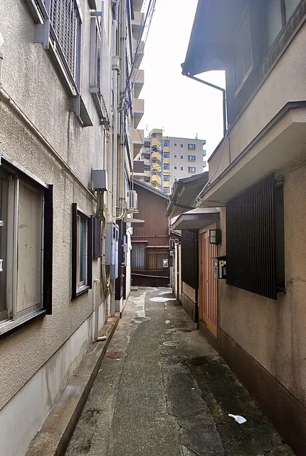 古い建物の壁に挟まれ、奥へ続く細い路地