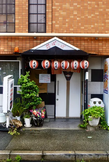 「大関」の提灯がずらりと並ぶ、鉄板焼の店先