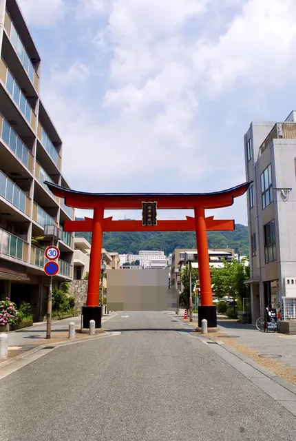 山を背に、道の真ん中にそびえる朱色の大きな鳥居