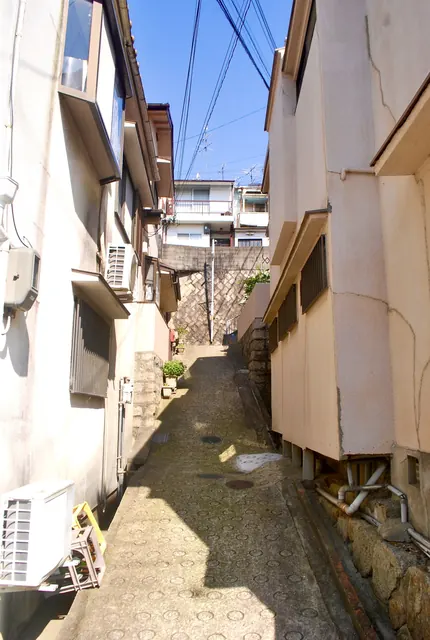 家々の壁に挟まれ、上へ続く細い坂の路地