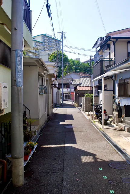電柱と家々のあいだを、奥へまっすぐ続く路地