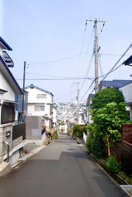 家々のあいだから、丘一面の家並みを見下ろす細い坂道