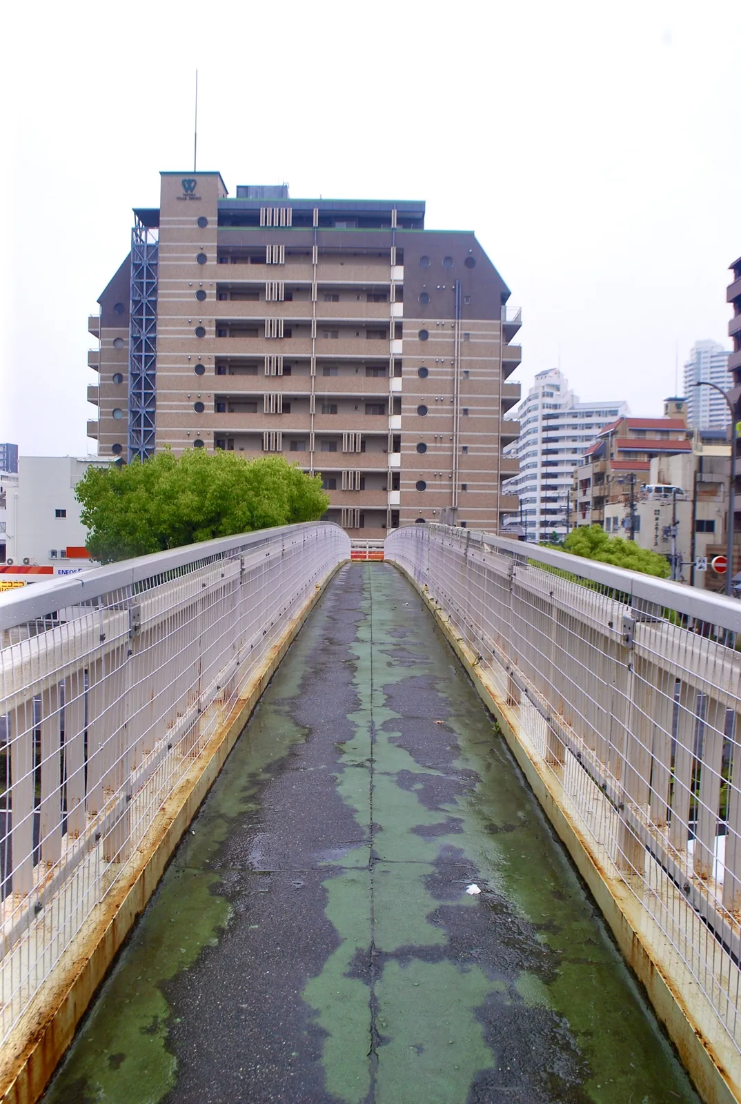 白い柵に沿って続く、歩道橋の上の通路