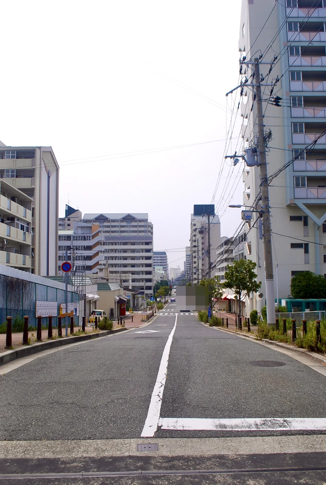 大きなマンションが建ち並ぶ、まっすぐな大通り